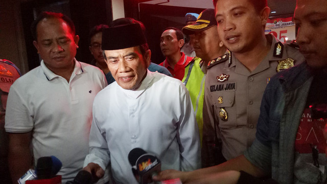 Rhoma Irama menjenguk Ridho di Mapolres Jakbar. (Foto: Ainul Qalbi/kumparan)