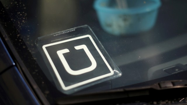 Logo Uber di mobil mitra pengemudi. (Foto: REUTERS/Lucy Nicholson)