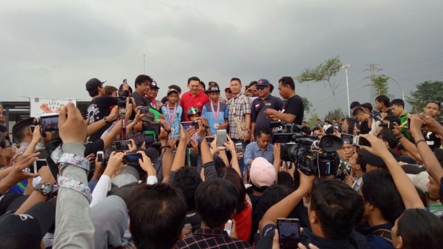 Ahok hadiri Kompetisi Skateboard Kalijodo Clash. (Foto: Ochi Amanaturrosyidah/kumparan)