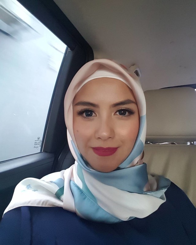 Revalina memakai hijab (Foto: Instagram @vatemat)