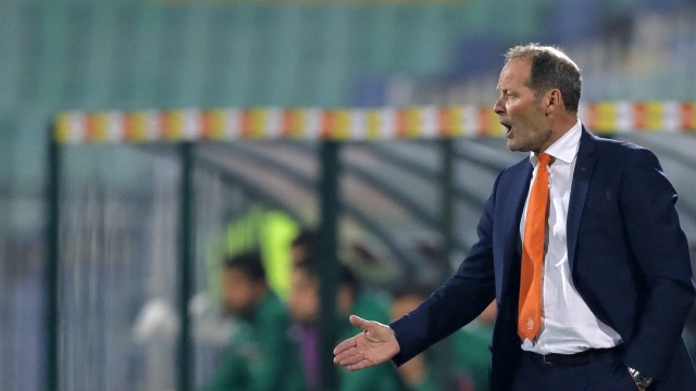 Danny Blind, bukan pelatih terbaik Belanda. (Foto: Vadim Ghirda/AP)
