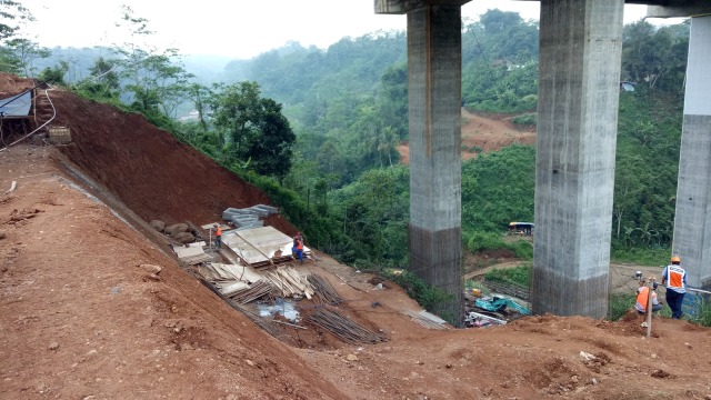 Proyek  Jembatan Cisomang. (Foto: David Pratama/kumparan)