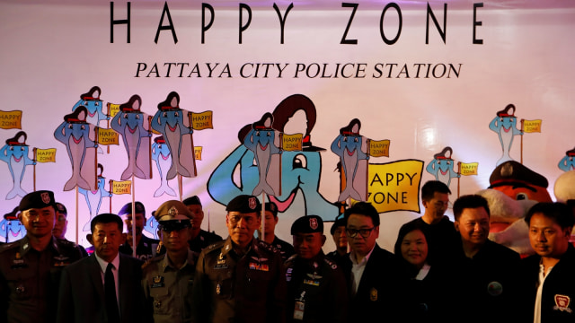 Polisi berfoto saat pembukaan 'Happy Zone'. (Foto: Reuters/Jorge Silva)