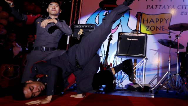 Polisi menari saat pembukaan 'Happy Zone'. (Foto: Reuters/Jorge Silva)
