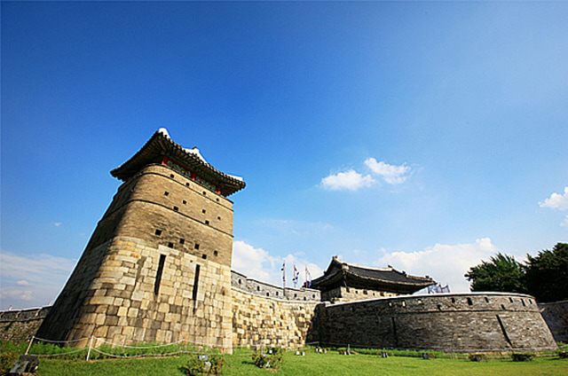 Mengintip Megahnya Benteng Hwaseong di Korea