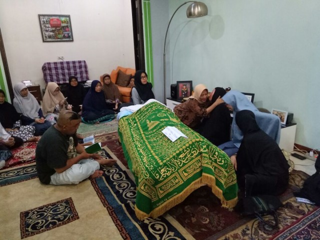 Mendiang Eko DJ disemayamkan di rumah duka (Foto: DN Mustika Sari/kumparan)