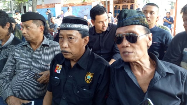Para kolega Eko DJ mendatangi rumah duka (Foto: DN. Mustika Sari/kumparan)