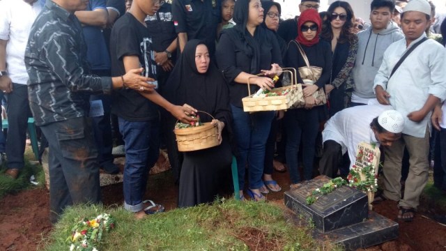 Jenazah Eko disemayamkan bersama makam ibunda (Foto: DN. Mustika Sari/kumparan)