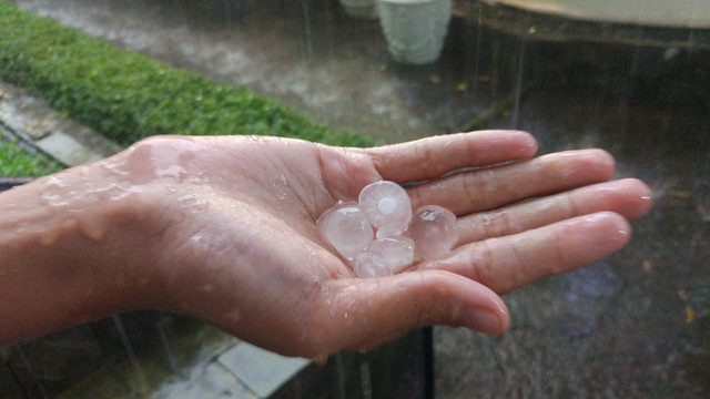 Hujan Es Batu di Jakarta (Foto: Gesit Prayogi/kumparan)
