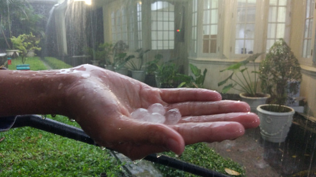 Hujan Es Batu di Jakarta (Foto: Gesit Prayogi/kumparan)
