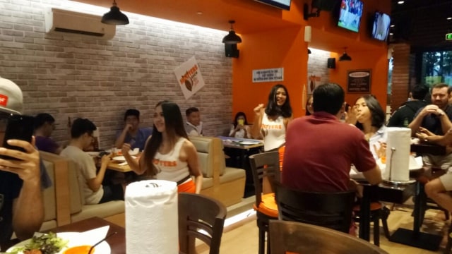 Pelayan Hooters menghibur pelanggan dengan tarian. (Foto: Nikolaus Harbowo/kumparan)