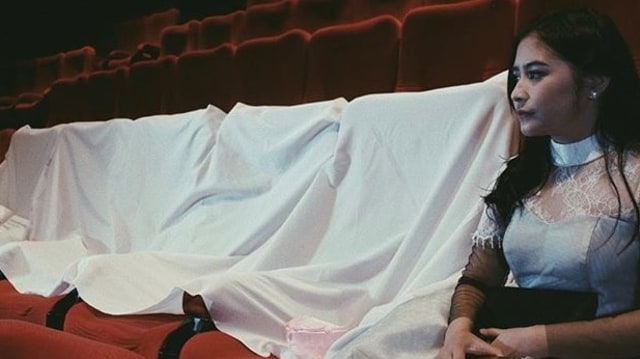 Prilly Latuconsina nobar sama lima teman gaibnya (Foto: Instagram @prillylatuconsina96)