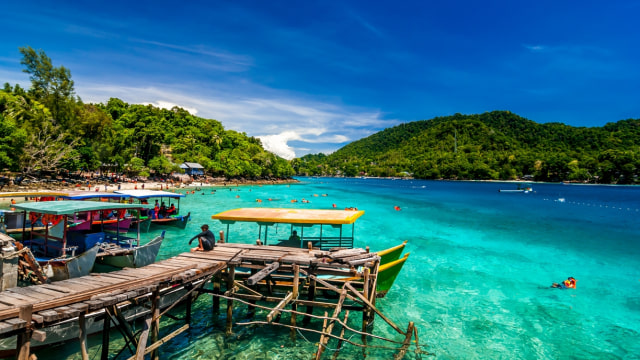 Keindahan laut di Pulau Weh, Sabang. (Foto: pesonaindo.com)