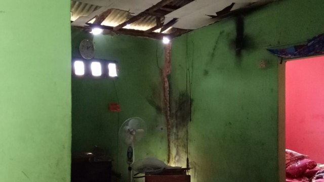 Rumah warga yang tersetrum kabel sutet. (Foto: Anggi Dwiky Darmawan/kumparan)