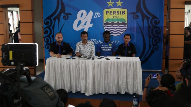 Michael Essien melakukan konferensi pers. (Foto: Fanny Kusumawardhani/kumparan)