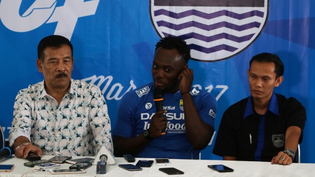 Michael Essien saat konpers di Graha Persib. (Foto: Fanny Kusumawardhani/kumparan)