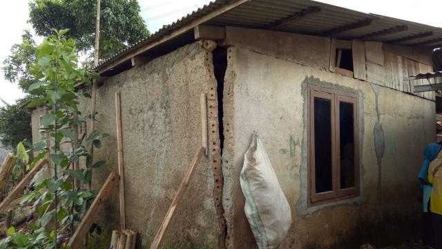 Tembok retak terkena ledakan (Foto: Anggi Dwiki/kumparan)