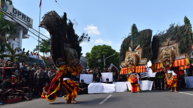 Seniman reog unjuk rasa (Foto: Siswowidodo/ANTARA)