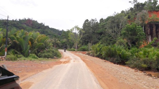 Dirjen Bina Marga meninjau lokasi Mandeh. (Foto: Dok. Kementerian PUPR)
