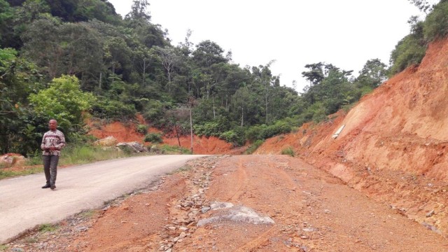 Dirjen Bina Marga meninjau lokasi Mandeh. (Foto: Dok. Kementerian PUPR)