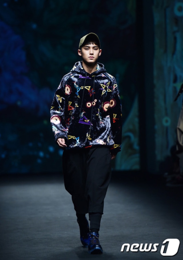 K-Fashion: Mingyu "Seventeen" Debut jadi Model di SFW! 