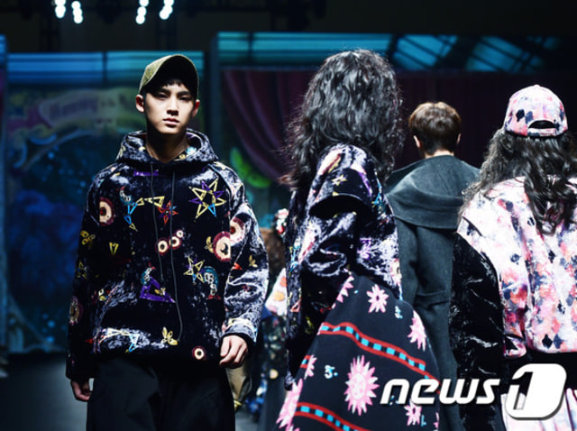 K-Fashion: Mingyu "Seventeen" Debut jadi Model di SFW!  (1)