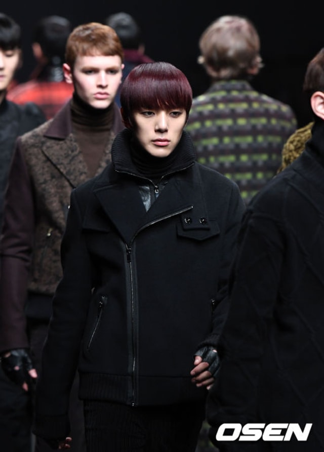 K-Fashion: Minhyuk "Monsta X" Kembali Jadi Model di SFW!