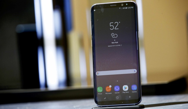 Launching Smatphone Samsung S8 Plus. (Foto: REUTERS/Brendan McDermid)