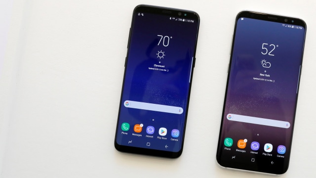 Smartphone Samsung Galaxy S 8 dan S 8 Plus. (Foto: REUTERS/Brendan McDermid)