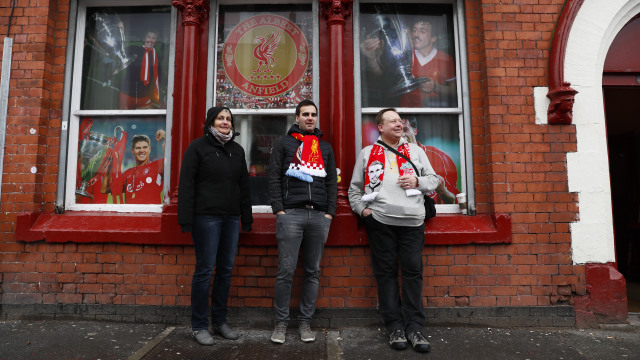 Suporter Liverpool berpose di luar Anfield. (Foto: Jason Cairnduff/Reuters)