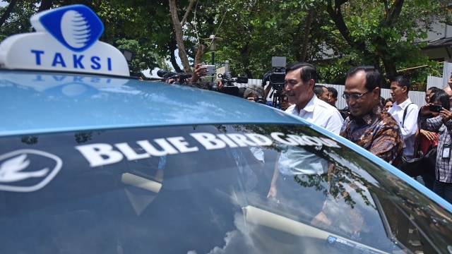 Luhut Pandjaitan dan Budi Karya naik Go Blue Bird. Foto: Antara/Wahyu Putro A