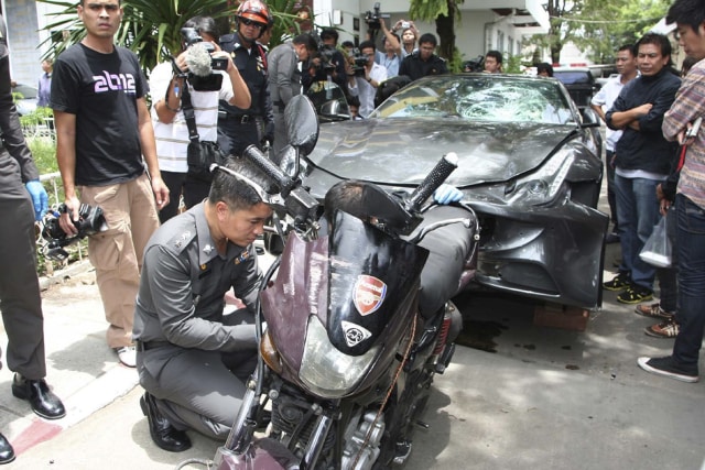 Mobil yang digunakan saat menabrak Wichean. (Foto: The Associated Press)