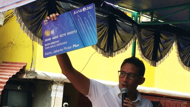 Sandiaga Uno tunjukkan contoh KJP Plus (Foto: Iqra Ardini/kumparan)