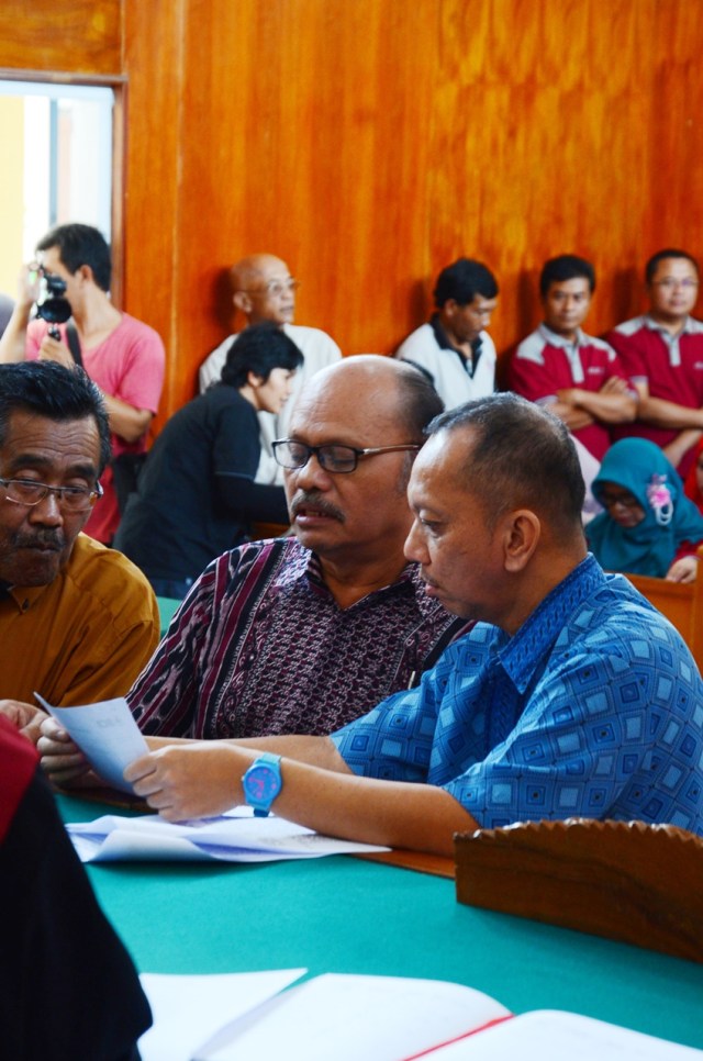 Penggugat Handoyo (baju biru) di ruang sidang (Foto: Antara/Adeng Bustomi)