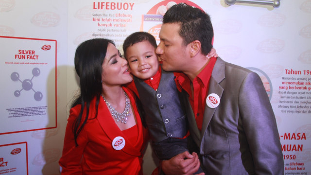 Titi Kamal, Christian Sugiono, dan sang anak. (Foto: Munady Widjaja)
