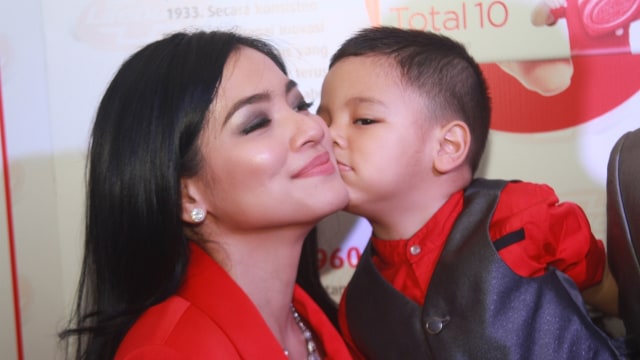 Titi Kamal dan sang anak. (Foto: Munady Widjaja)