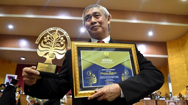 Christian Hadinata dapat penghargaan dari Unnes (Foto: Aditya Pradana Putra/Antara)