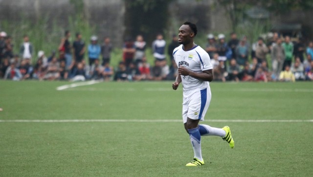 Latihan Perdana Michael Essien. (Foto: Fanny Kusumawardhani/kumparan)