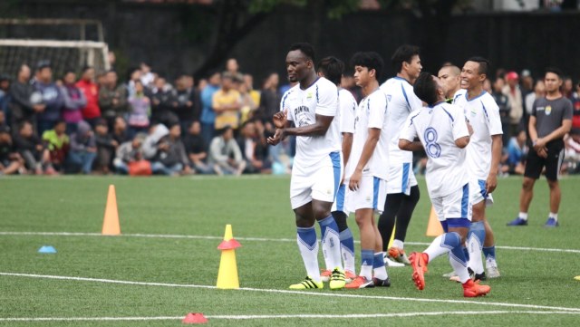 Latihan perdana Persib dan Michael Essien. (Foto: Fanny Kusumawardhani/kumparan)