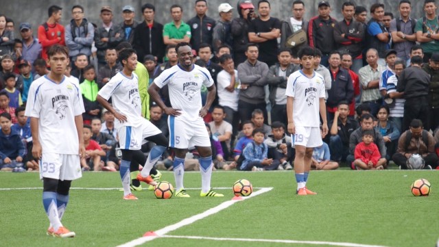 Bersama Persib, Essien tampak bahagia. (Foto: Fanny Kusumawardhani/kumparan)