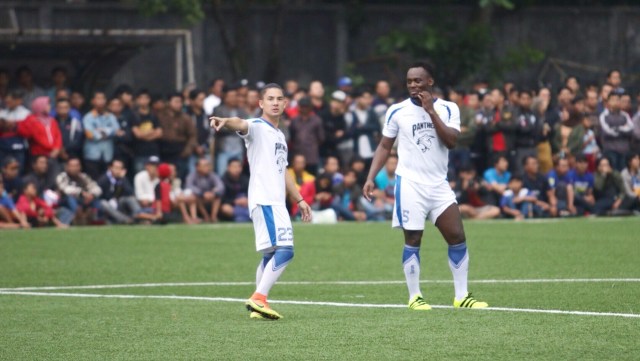 Kim Kurniawan coba membantu Essien. (Foto: Fanny Kusumawardhani/kumparan)
