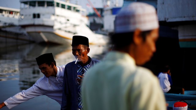Perokok di Jakarta. (Foto: Reuters/Beawiharta)