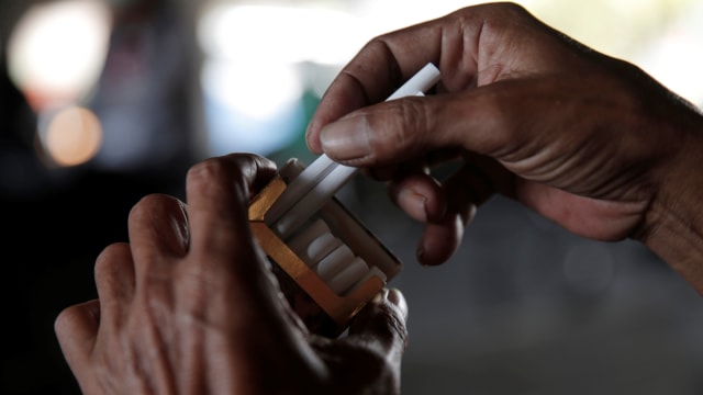 Penjual rokok di Jakarta. (Foto: Reuters/Beawiharta)