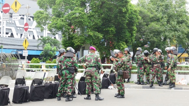 Personel TNI siap menjaga keamanan aksi 313. (Foto: Yudhistira Amran Saleh/kumparan)