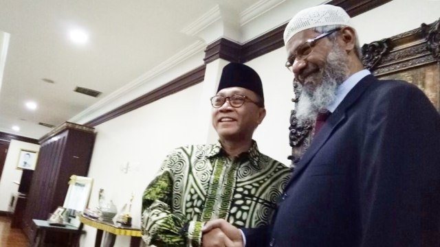 Zulkifli Hasan bersalaman dengan Zakir Naik. (Foto: Aria Pradana/kumparan)
