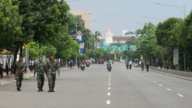 Tentara terlihat bertugas mengamankan istana. (Foto: Yudhistira Amran/kumparan)