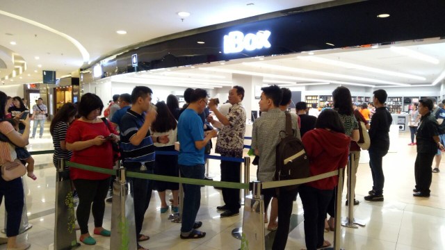 Antrean membeli iPhone 7 di iBox. (Foto: Jofie Yordan)