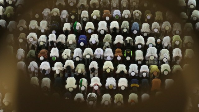 Salat jumat di Masjid Istiqlal Foto: Fanny Kusumawardhani/kumparan