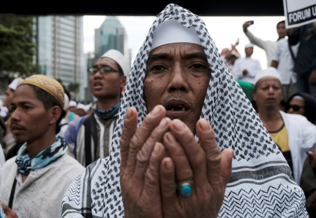 Membebaskan Diri dari Fanatisme