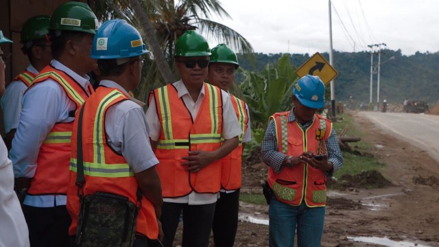 Arie Setiadi Moerwanto meninjau pembangunan jalan (Foto: Dok. Ditjen Bina Marga Kementerian PUPR)